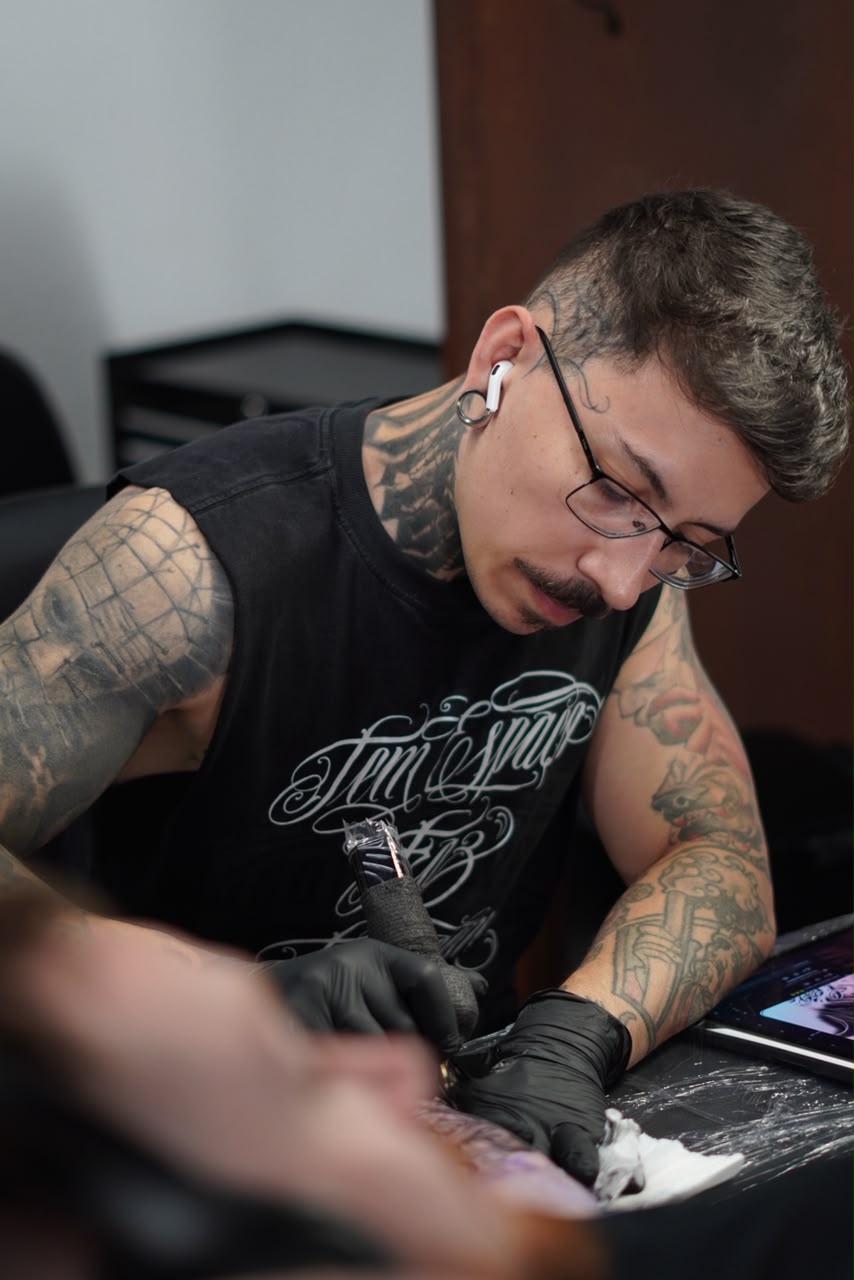 Igor Moreira during a tattoo session